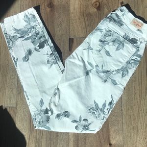 White w/ Gray Flowers Size 1 Skinny Jeans